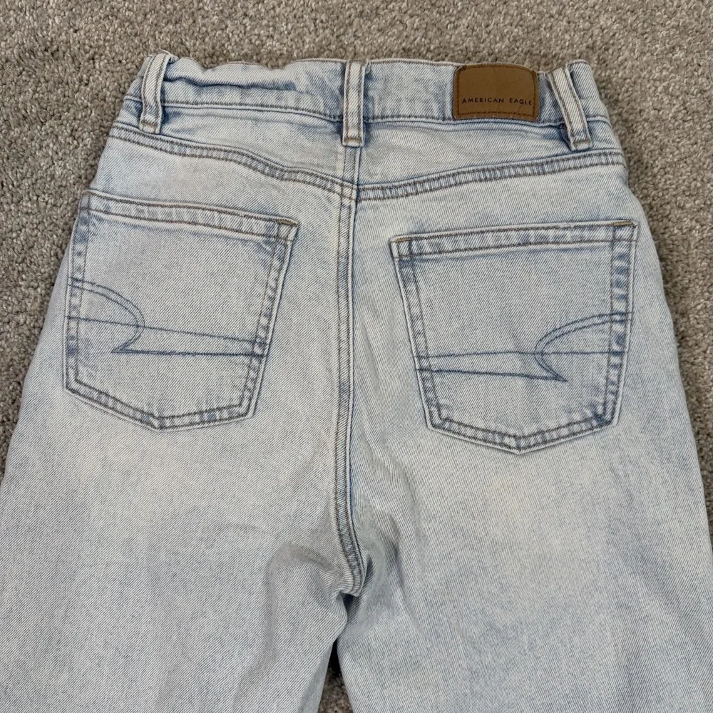 American Eagle Strigid Mom Jeans Light Wash Straight Leg High Rise Size 000 x 31 - Picture 8 of 8